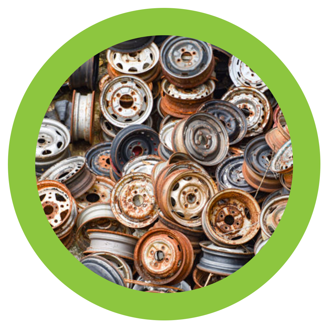 Staré kovové nádoby