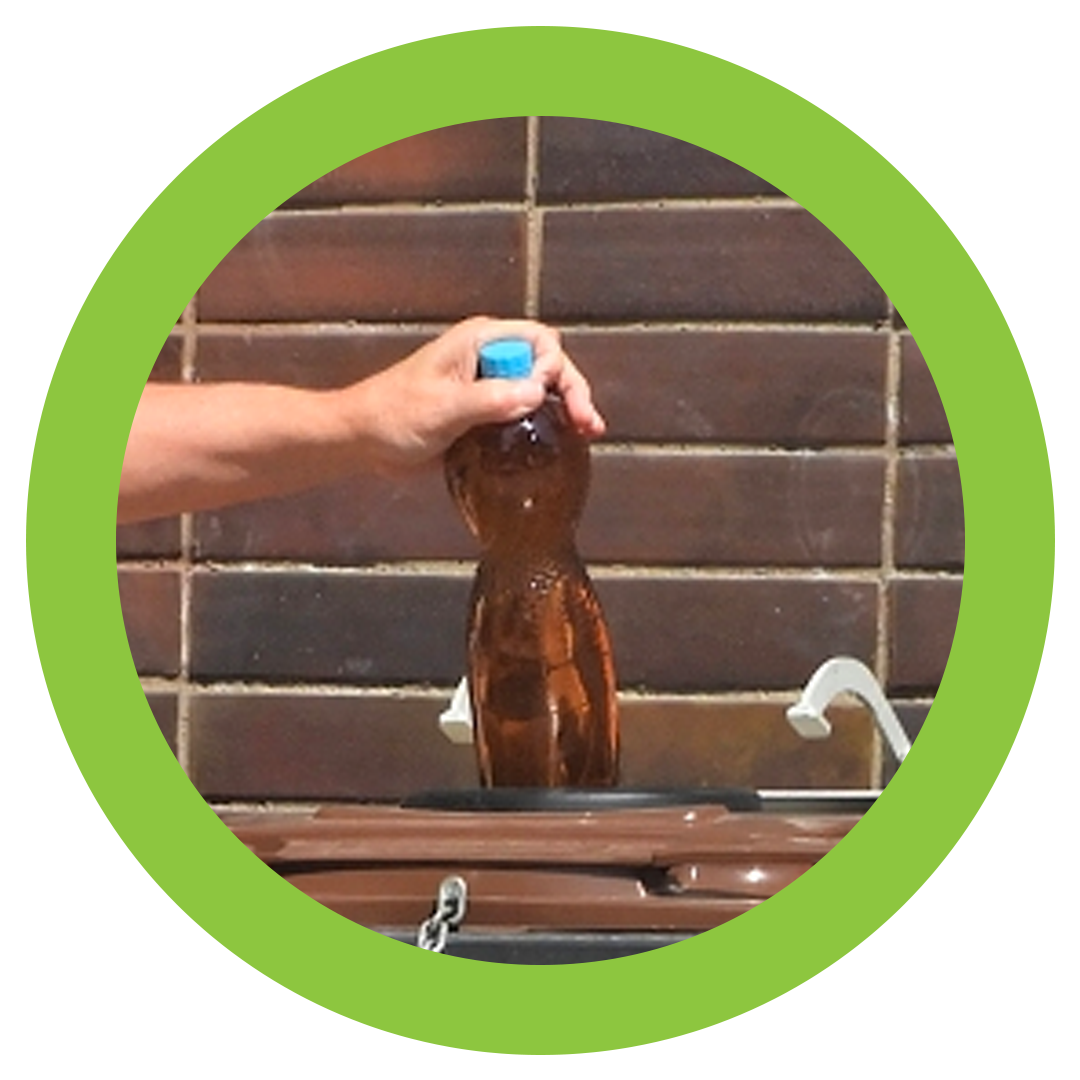 Plnou lahev do kontejneru